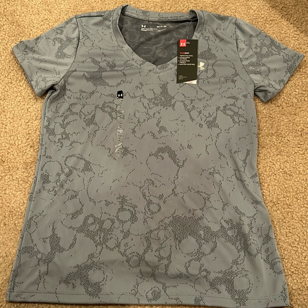 NWT Under Armour Gray and White Short Sleeve Top Size Small
